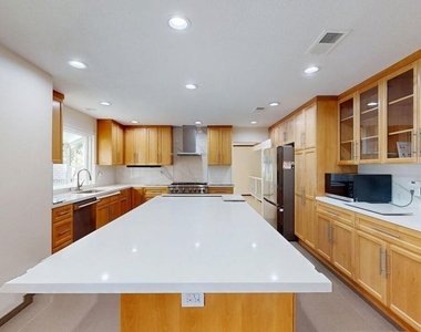 7814 Woodhall Avenue - Photo Thumbnail 7