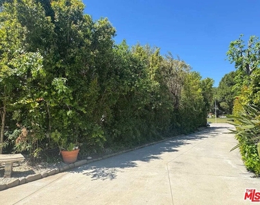 7814 Woodhall Avenue - Photo Thumbnail 36