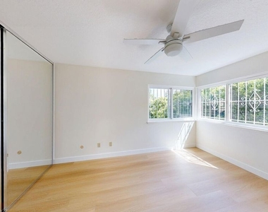 7814 Woodhall Avenue - Photo Thumbnail 27