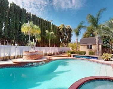 7814 Woodhall Avenue - Photo Thumbnail 14