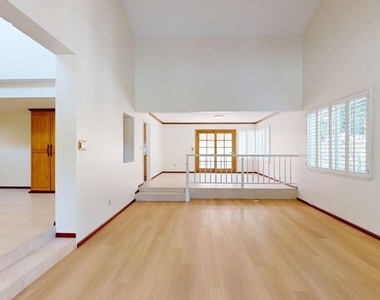 7814 Woodhall Avenue - Photo Thumbnail 2