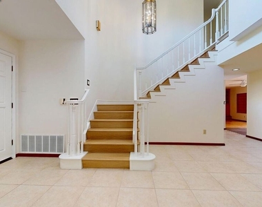 7814 Woodhall Avenue - Photo Thumbnail 6