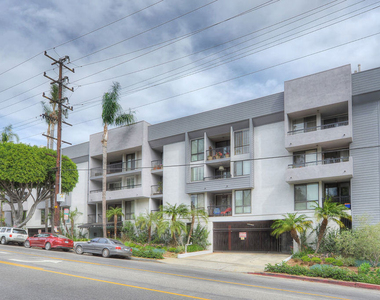 906 N Doheny Drive - Photo Thumbnail 2