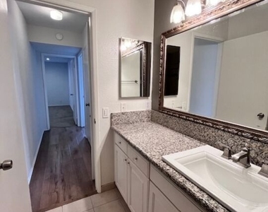 906 N Doheny Drive - Photo Thumbnail 22