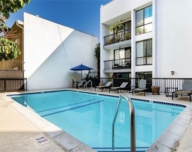 906 N Doheny Drive - Photo Thumbnail 30