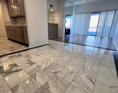 906 N Doheny Drive - Photo Thumbnail 15