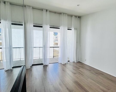 906 N Doheny Drive - Photo Thumbnail 16