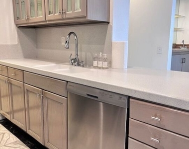 906 N Doheny Drive - Photo Thumbnail 9
