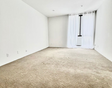 906 N Doheny Drive - Photo Thumbnail 24