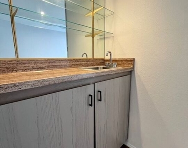 906 N Doheny Drive - Photo Thumbnail 17