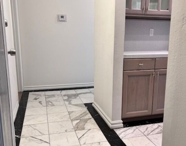 906 N Doheny Drive - Photo Thumbnail 14