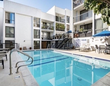 906 N Doheny Drive - Photo Thumbnail 31