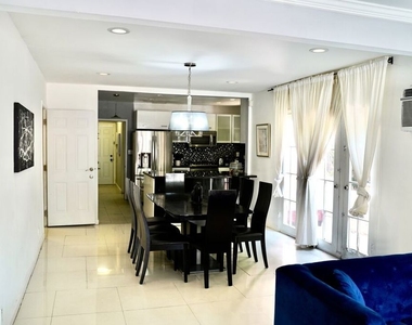 137 S Rexford Drive - Photo Thumbnail 2