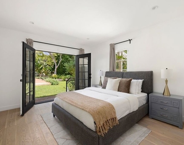 712 N Rodeo Drive - Photo Thumbnail 16