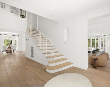 712 N Rodeo Drive - Photo Thumbnail 4