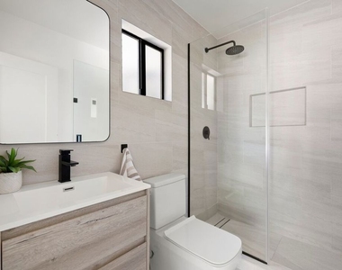 712 N Rodeo Drive - Photo Thumbnail 17
