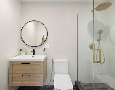712 N Rodeo Drive - Photo Thumbnail 26