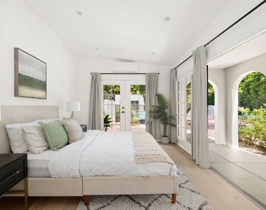 712 N Rodeo Drive - Photo Thumbnail 18