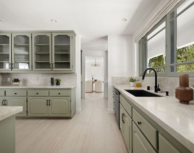 712 N Rodeo Drive - Photo Thumbnail 13