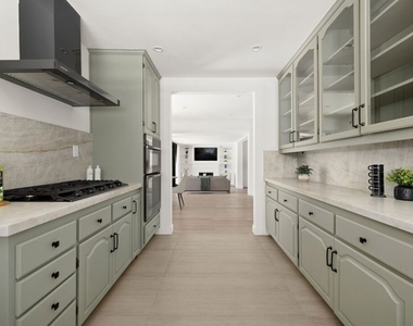 712 N Rodeo Drive - Photo Thumbnail 12