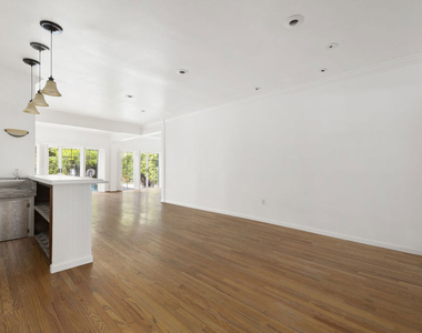 4309 Gentry Avenue - Photo Thumbnail 12