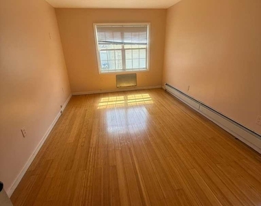 192-23 116th Road - Photo Thumbnail 2