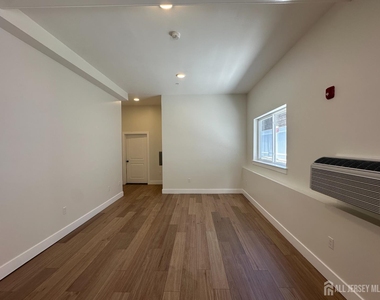 213 French Street - Photo Thumbnail 4