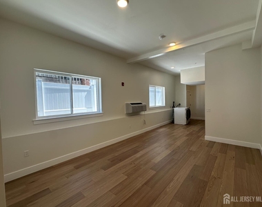 213 French Street - Photo Thumbnail 3