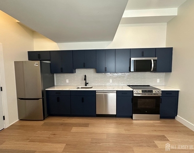 213 French Street - Photo Thumbnail 2