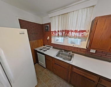 438 Saint Pauls Street - Photo Thumbnail 3