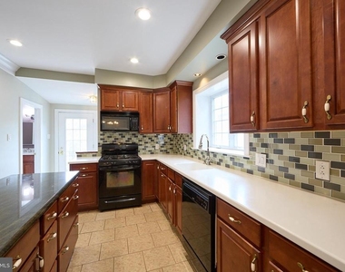 423 N Orange Street - Photo Thumbnail 9