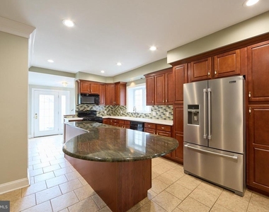423 N Orange Street - Photo Thumbnail 7