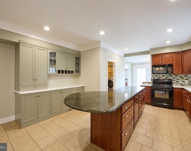 423 N Orange Street - Photo Thumbnail 8