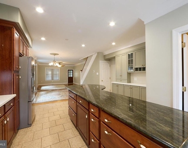 423 N Orange Street - Photo Thumbnail 10