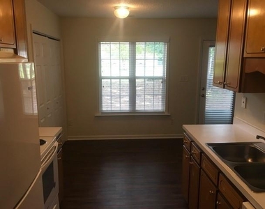102 Gracie Lane - Photo Thumbnail 4