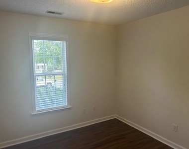 102 Gracie Lane - Photo Thumbnail 11