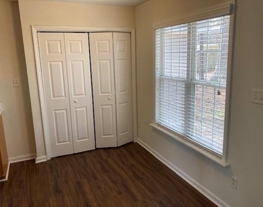 102 Gracie Lane - Photo Thumbnail 5