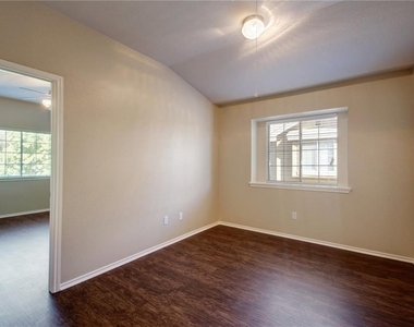 1310 W Parmer Ln - Photo Thumbnail 16