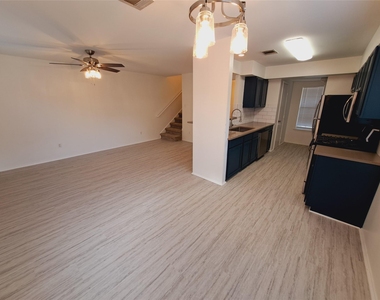 6703 Hill Oaks Dr - Photo Thumbnail 4