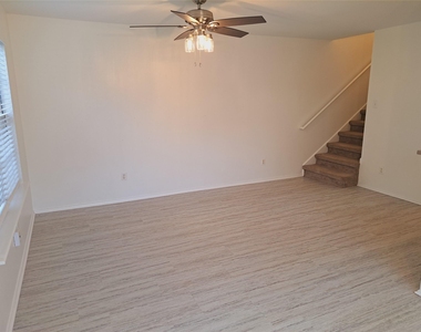 6703 Hill Oaks Dr - Photo Thumbnail 3
