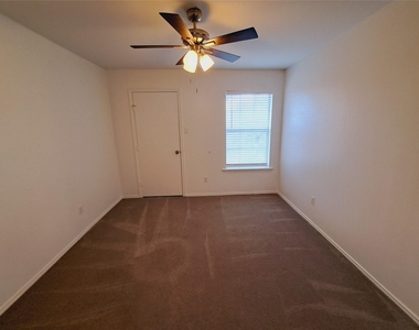 6703 Hill Oaks Dr - Photo Thumbnail 15