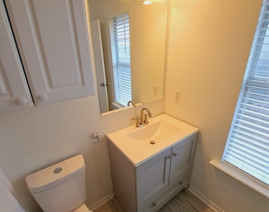 6703 Hill Oaks Dr - Photo Thumbnail 14