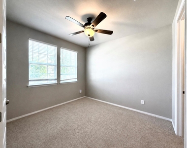 133 Fabion St - Photo Thumbnail 7