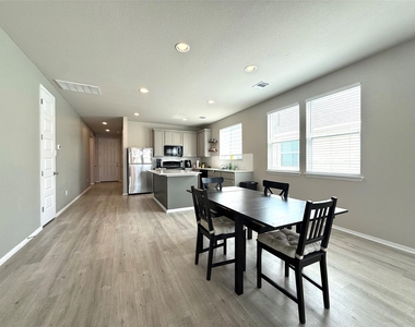 133 Fabion St - Photo Thumbnail 4
