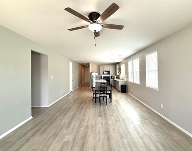 133 Fabion St - Photo Thumbnail 3