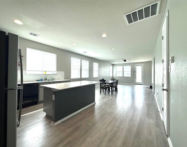 133 Fabion St - Photo Thumbnail 2