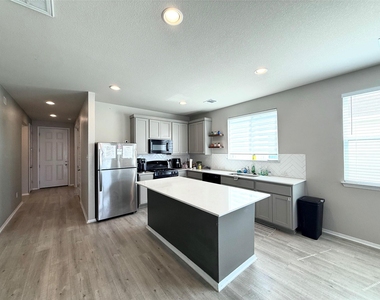 133 Fabion St - Photo Thumbnail 5