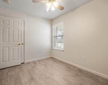 21513 Pershing Ave - Photo Thumbnail 4