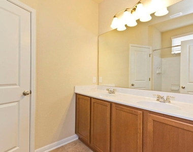 335 Rachel St - Photo Thumbnail 16