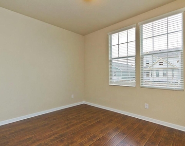 335 Rachel St - Photo Thumbnail 19